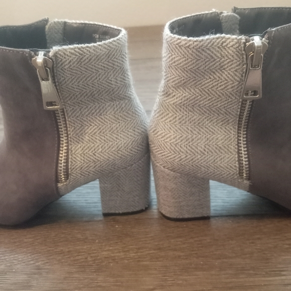Women's gray chunky block heel booties - Picture 4 of 9
